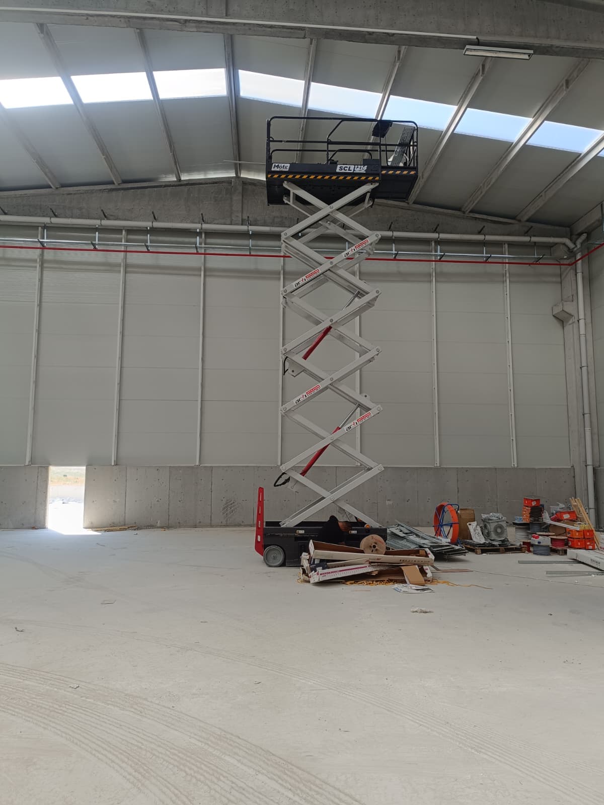 Fabrika içi platform ile tesisat çalışması